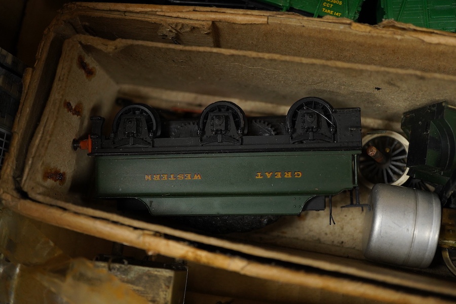 A quantity of 00 gauge model railway by Tri-ang, Mainline, Dapol, Bachmann, GMR, Hornby Dublo, etc. including; a Tri-ang American outline Davy Crockett train set (RS.37), nine steam and diesel locomotives, together with